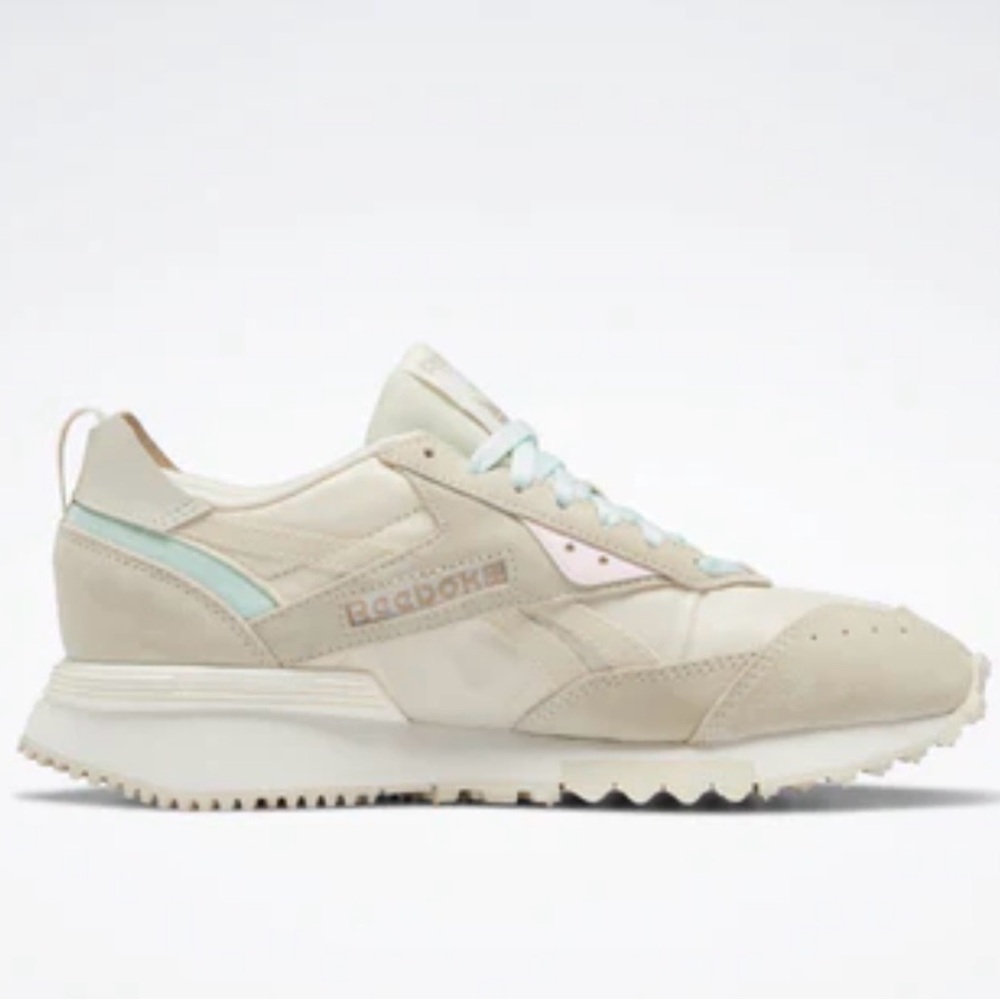 NEVER WORN WOMENS REEBOK RBK CLASSICS LX2200 SHOES beige pastel